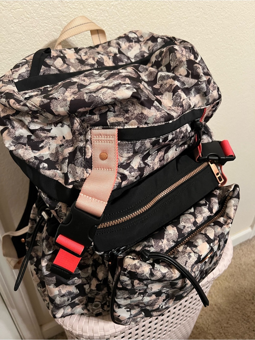 Lululemon Yogini Backpack with Detachable Purse - Picture 2 of 5
